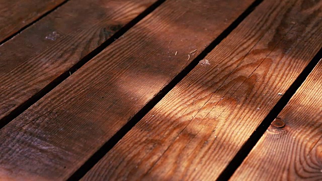 雨后旧木板的特写视频下载