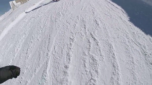 山上的自由滑雪者视频素材