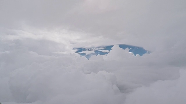 鸟瞰图。飞机穿过云层。飞行员的观点视频素材