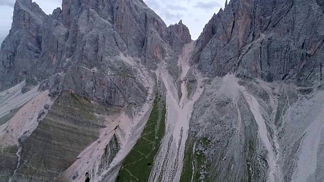 无人机视频圣玛达莱娜圣马达莱娜瓦尔迪富内斯在Dolomites意大利阿尔卑斯山与Furchetta峰的背景视频素材