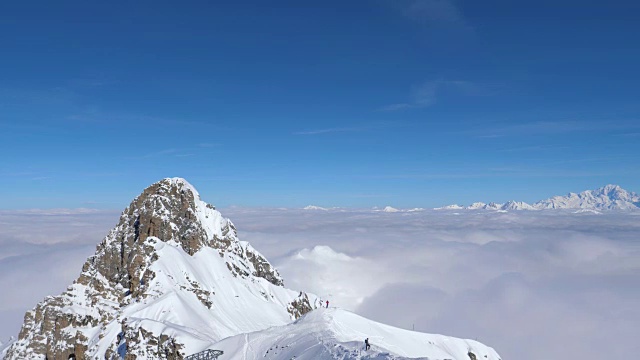 壮丽的全景，从左到右的雪山和云谷视频素材