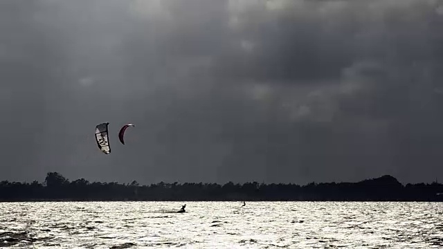 Kitesurfers在行动视频素材