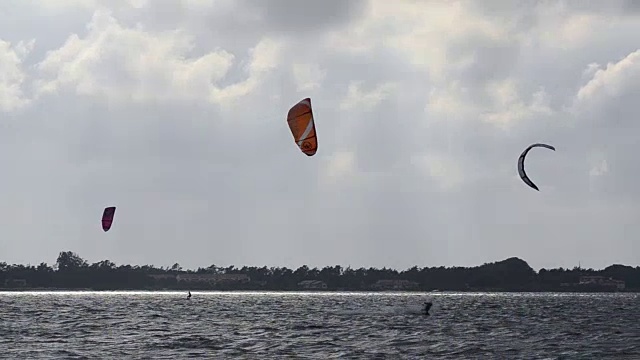 Kitesurfers在行动视频素材