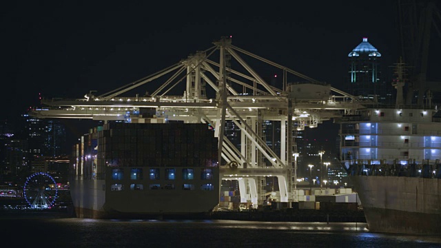 货运船装载半卡车货物的时间流逝夜间西雅图港港岛杜瓦米什水道视频素材