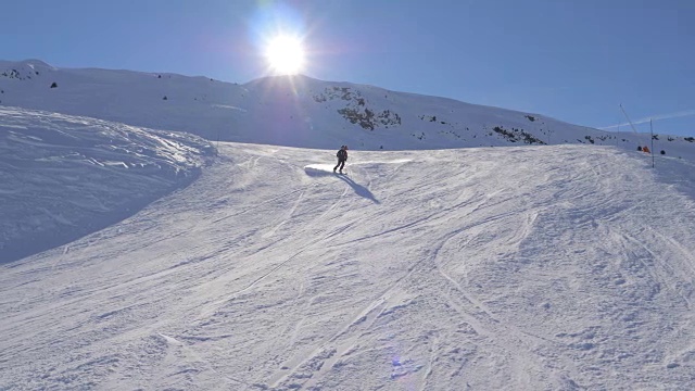 滑雪者在滑雪坡上专业优雅地转弯视频素材