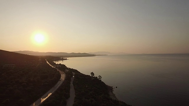 鸟瞰图的大海，滨水道路和高地景观日落，希腊视频素材