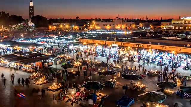 摩洛哥马拉喀什麦地那区(老城)的Jemaa el- fnaa广场和市场。日落后的时间流逝视频素材