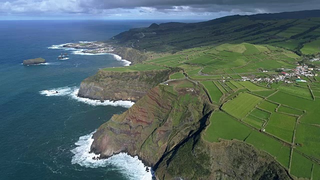 无人机飞过陡峭的海岸和绿色的土地，圣米格尔岛，亚速尔，葡萄牙视频素材