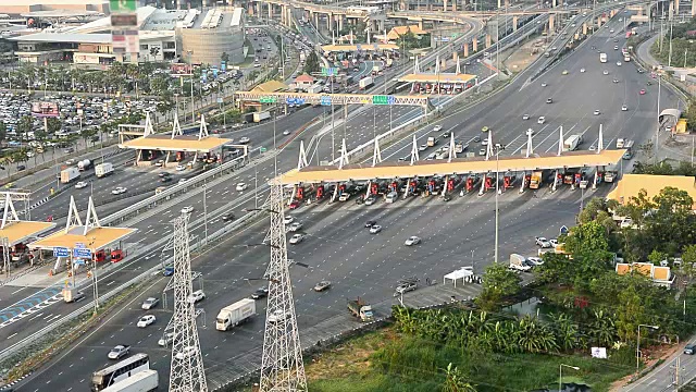 鸟瞰图泰国城市建筑和繁忙的多重交通道路，泰国建筑的天际线视频素材