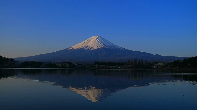 河口湖産屋ヶ崎から朝の青空快晴の逆さ富士山　2018/04/10视频素材