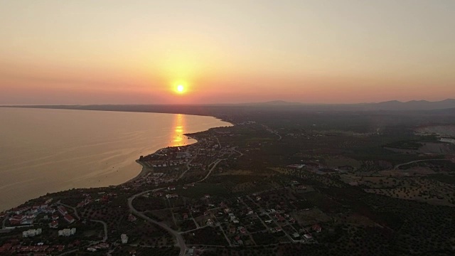 日落时，飞越希腊特里科佛海岸海滩视频素材