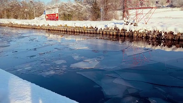 冬天英国运河里有雪覆盖的驳船视频素材