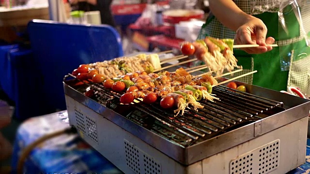 泰国街头小吃烤鸡、牛肉、猪肉和蔬菜视频素材