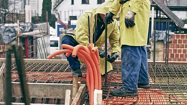 两名建筑工人正在系钢筋网视频素材