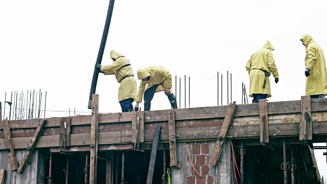 建筑工人正在为建筑物的一层浇筑混凝土视频素材