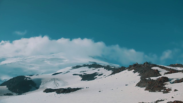 白云飞过雪山的山峰视频素材