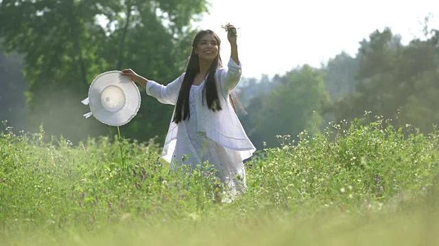 大自然中美丽的年轻女人的肖像视频素材