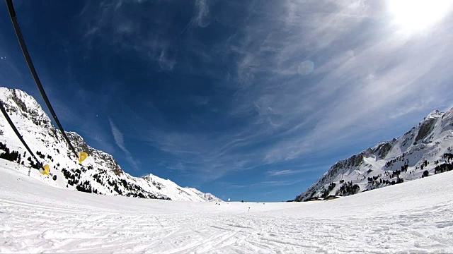 慢动作越野赛滑雪者在比赛服与开始号码视频素材