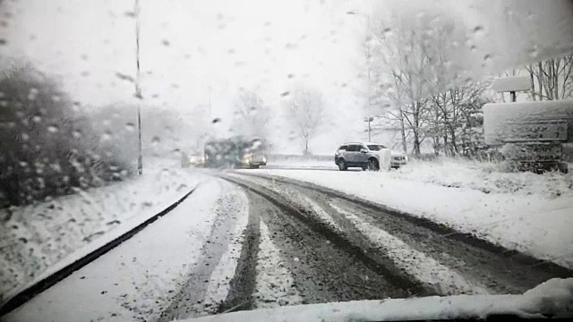 在下雪的时候开车视频素材