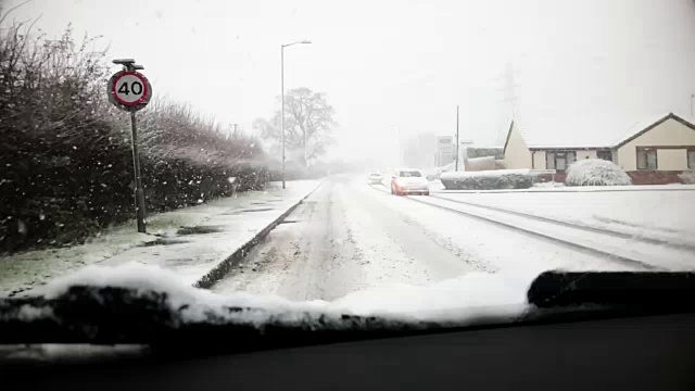 在深深的雪地里开车视频素材