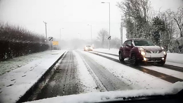 在英国的雪地上驾驶汽车视频素材