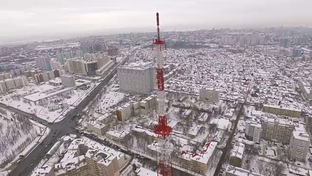 电信塔顶鸟瞰图及公园、十字路口城市景观视频素材