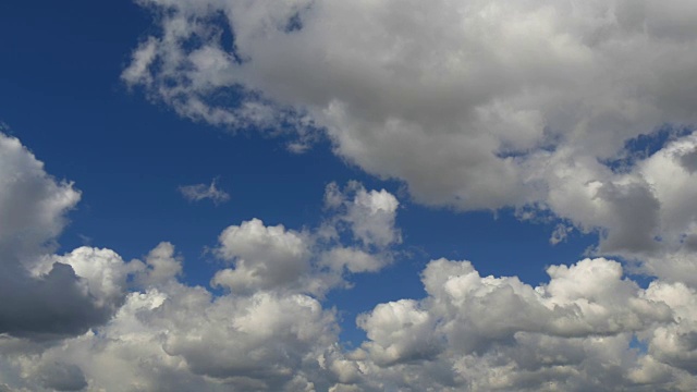 白云在蔚蓝的天空中缓缓移动。天空背景视频素材