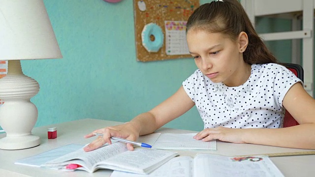 学习数学的严肃女孩。视频素材