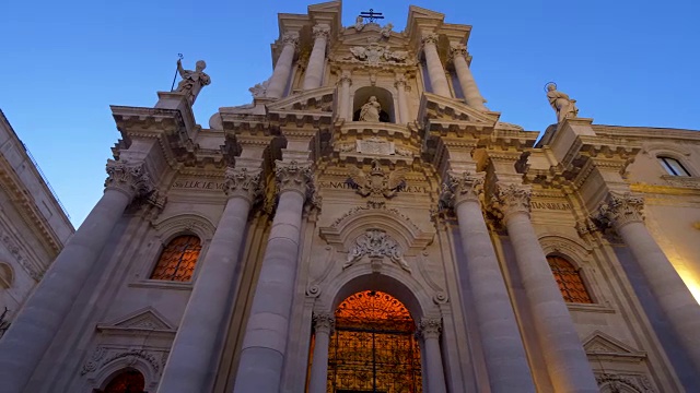 锡拉库萨大教堂(Duomo di Siracusa)的巴洛克式立面，正式的Cattedrale metropolitana della Nativita di Maria Santissima。西西里、意大利视频素材