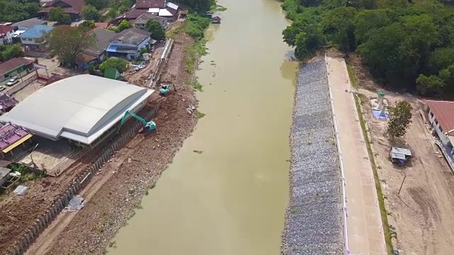 空中挖土机挖土修筑河坝视频素材