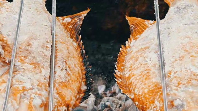 泰国国菜，炸鱼吐在盐和绿色近距离观看。泰国和亚洲的珍奇食物视频素材