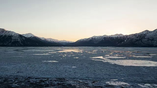 海面浮冰从水湾飘出视频素材