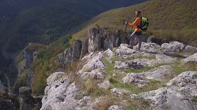 游客在山上徒步，4k无人机视频视频素材