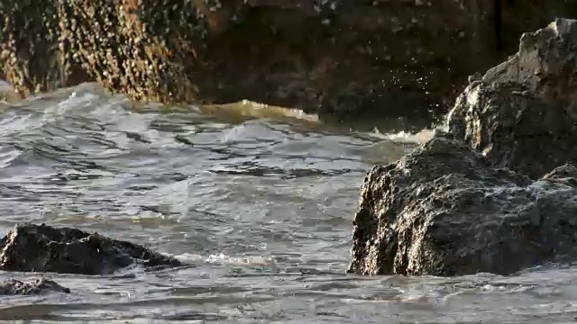 极端波浪破碎海岸视频素材