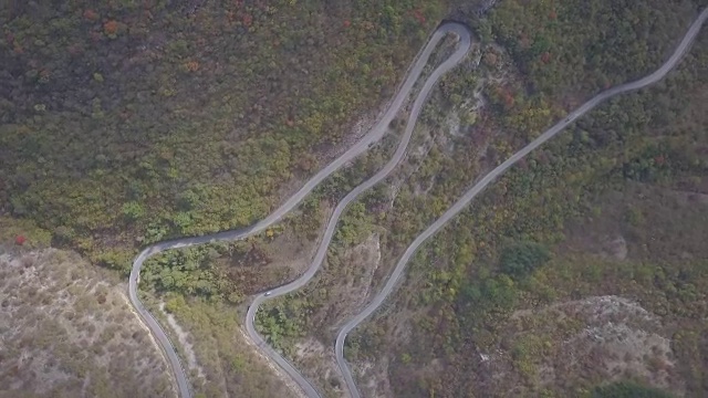 上面的乡村公路，4k无人机拍摄的视频视频素材