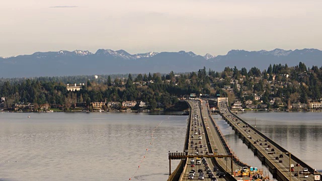 I-90浮桥承载着横跨华盛顿湖的高速公路交通视频素材