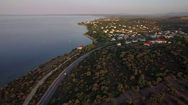 在希腊的特里科佛海滩沿岸，有别墅和绿色高地视频素材