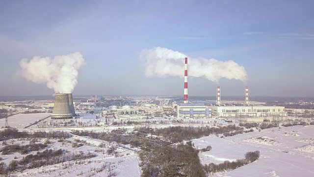 发电厂空中景观上的烟囱和工业管道。现代城市热电厂锅炉管道冒出的白烟视频素材