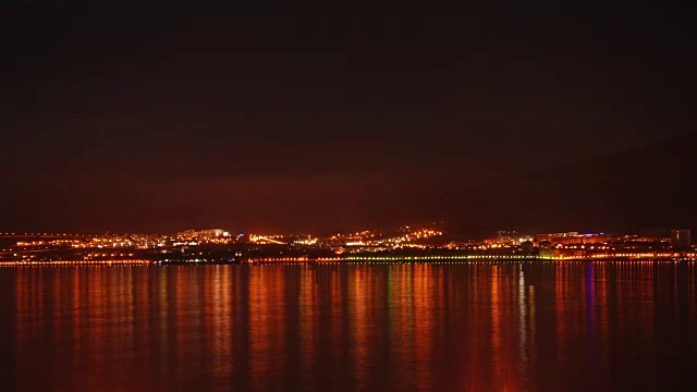 间隔拍摄。美丽的夜空，夜晚的城市和大海。视频素材