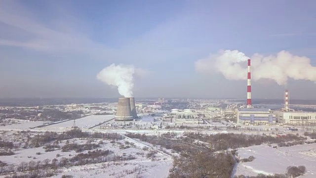 电厂空中景观上的烟囱和锅炉管道。冬季景观白色烟雾从工业管道化工厂在现代城市视频素材