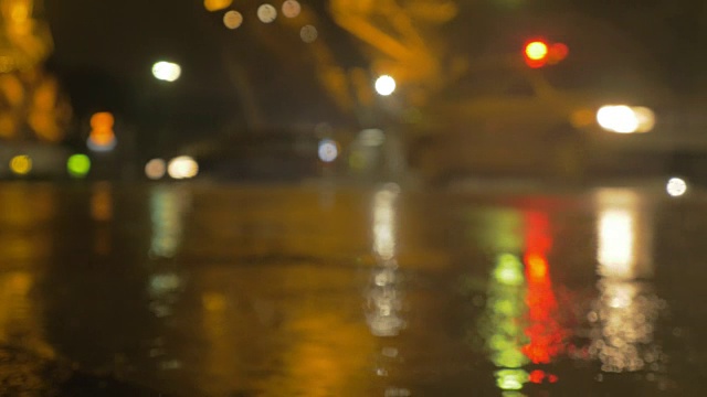 夜间城市的车流和细雨视频素材