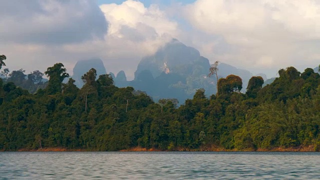 泰国Khao Sok国家公园的Cheow Lan湖(或Rajjaprabha大坝水库)岸边的热带森林视频素材