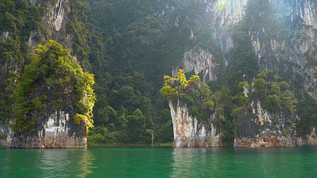 泰国Khao Sok国家公园内的Cheow Lan湖的“三姐妹”喀斯特地貌景观视频素材