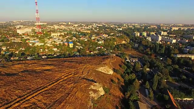 后与荒地的岩石，城市建筑开始。鸟瞰视频素材