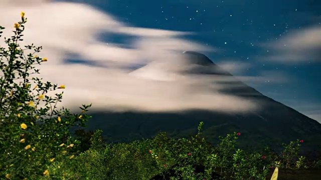 在哥斯达黎加的阿雷纳火山上翻滚的云视频素材