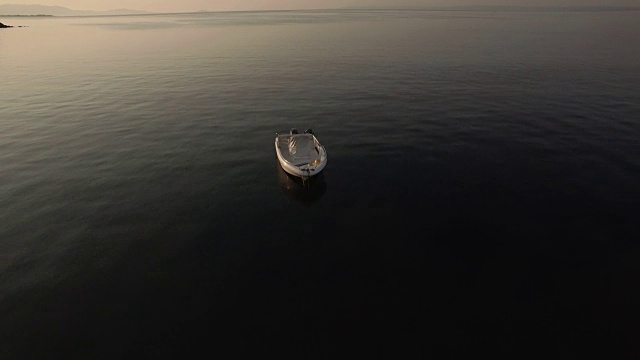 鸟瞰图的空船在平静的海面在日落视频素材