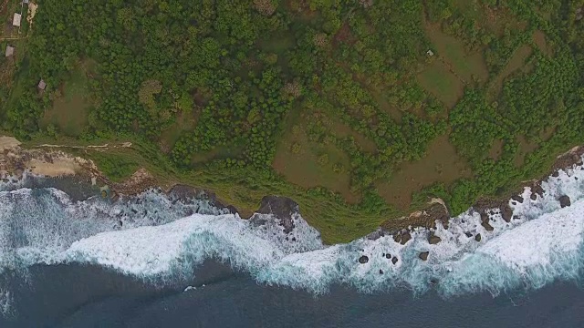 从空中俯瞰巴厘岛的岩石和蓝色海浪视频素材