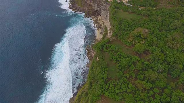 从空中俯瞰巴厘岛的岩石和蓝色海浪视频素材