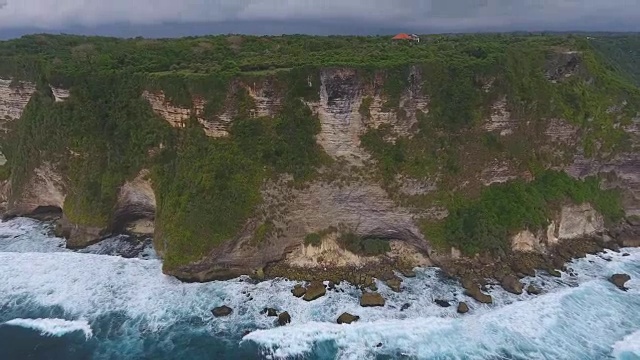 从空中俯瞰巴厘岛的岩石和蓝色海浪视频素材