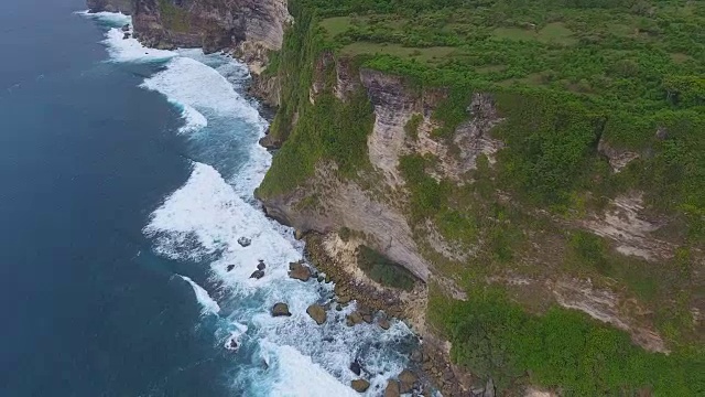 从空中俯瞰巴厘岛的岩石和蓝色海浪视频素材